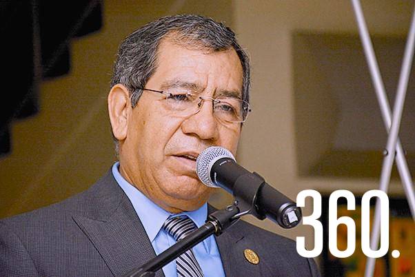 $!Adrián Ortiz Gámez, medio siglo de trayectoria en una profesión esencial para la vida económica.