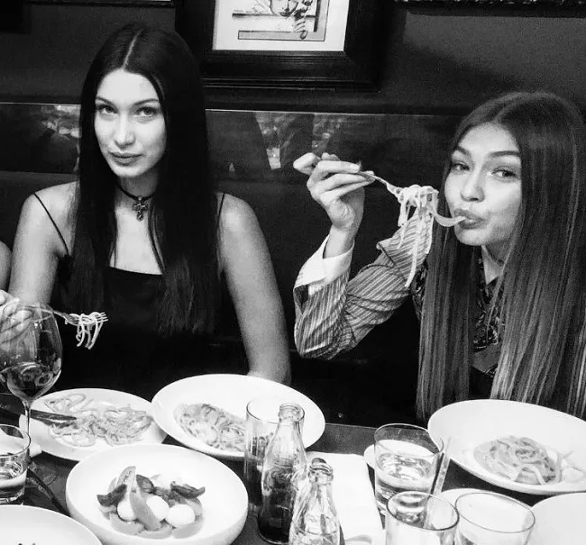 $!Bella y Gigi Hadid disfrutando de una rica pasta.