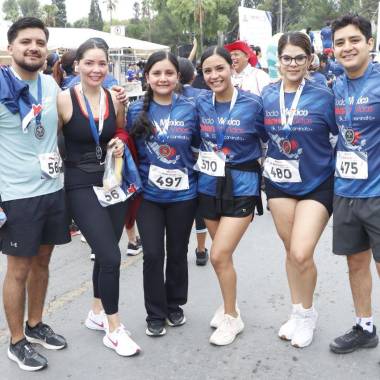 Ernesto Salazar, Magda Vallejo, Karina y Fernanda Salazar, Fernanda Medina y Ricardo Salazar.