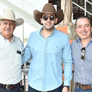 Leonardo con su papá, Leonardo Dávila, y su suegro, Javier Cabello.