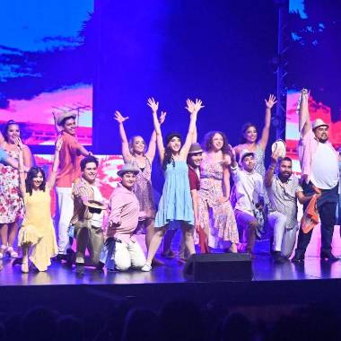 El Teatro Fernando Soler vibró con “On Your Feet”, un musical lleno de ritmo, emoción e inspiración que celebró la vida de Gloria y Emilio Estefan.