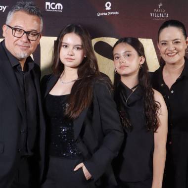 El director, Gabriel Ramos con sus hijas, Abril y Azul Ramos, y su esposa, Celeste Alvarado.