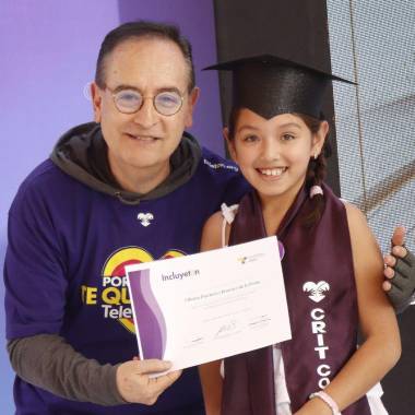 Dr. Raúl Díaz, director médico del CRIT Coahuila, entregó a Elliana Jiménez su diploma.
