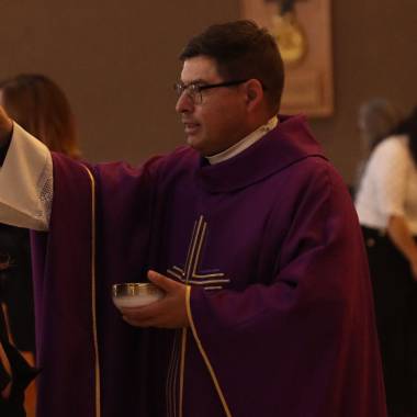 El sacerdote impuso la ceniza a los fieles, marcando el inicio del tiempo de Cuaresma.