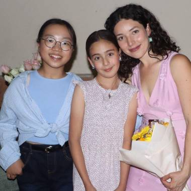 Adriana Solís, directora de la Academia de Arte Lily, con Julia Yoojoo Hwang, Victoria Grinberg y Carolina Acosta.