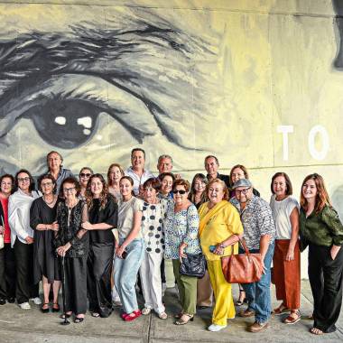 Familiares y asistentes a la inauguración del mural.