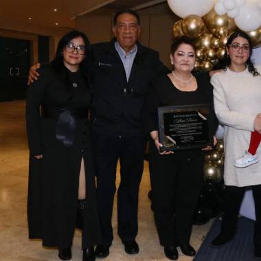 Alicia Nuncio con Carlos Ernesto Guillermo, Alina y Karla Guillermo y Catalina de León Guillermo.