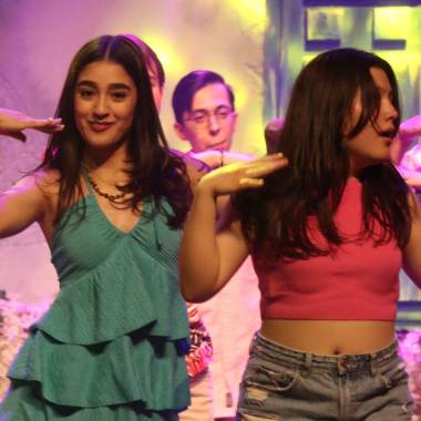 Actrices interpretan una de las escenas del musical.