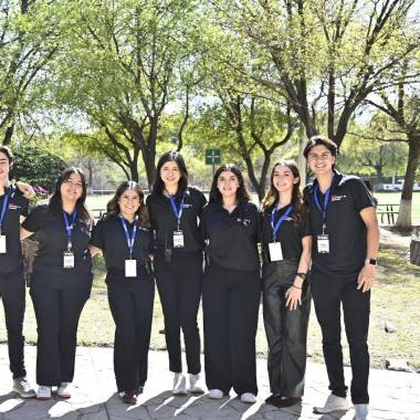 Parte del equipo de estudiantes organizadores del TEDx.