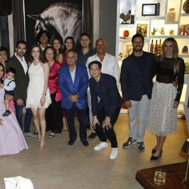 Familia y amigos reunidos para festejar el compromiso entre Antonio y Sofía.