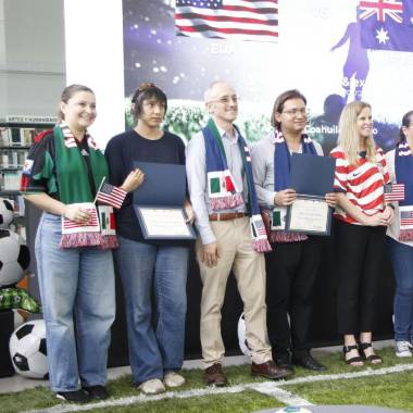 Daniela Melo y Darío D. Aguillón, reciben reconocimiento por ser parte de los creadores del mural “American Space”.