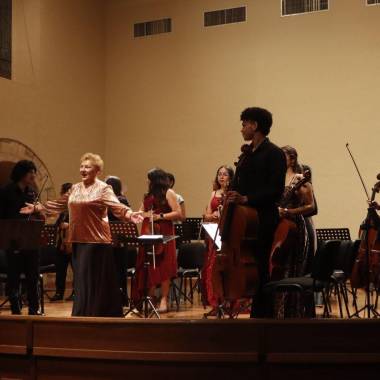 Natalia Riazanova, durante el concierto “Duelo y Resplandor”, con la agrupación al fondo en el Museo de las Aves de México.