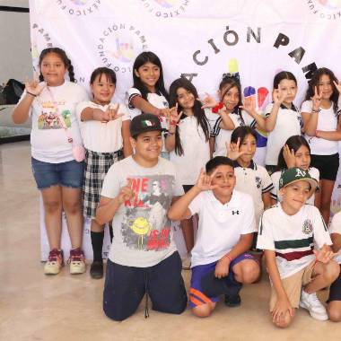 Estudiantes de tres escuelas celebraron su graduación del programa “Líderes Sociales: Arte para la Acción”, destacando su talento y compromiso con el cambio social.