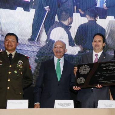 Javier Díaz, alcalde de Saltillo, entregó a César Armando Valdés Ramos el reconocimiento por 31 años como presidente de la Canaco Saltillo.