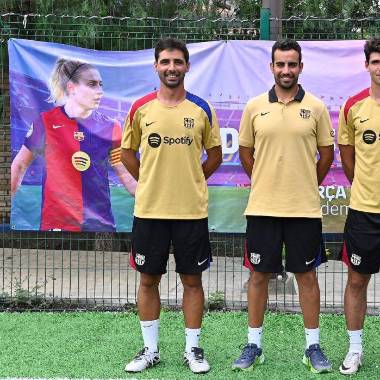 Los cuatro entrenadores de Barcelona estuvieron presentes para asegurarse de que cada niño reciba la mejor formación posible.