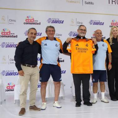 True Sports y Fundación Real Madrid le regalaron una playera al P. Fernando Enrique Torres, director de Cumbres International School.