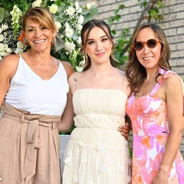 Marcela con su mamá Martha Westrup y su suegra Olivia Flores de Prado.