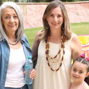 Eva Valdés de Farías, Eva Farías y Eva Olivera.