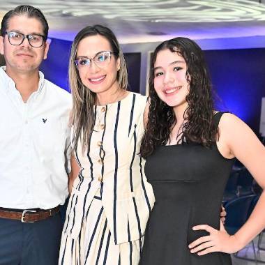 Hugo, Erika y Sofía Flores.