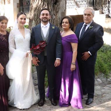 Los novios con sus padres, Arnulfo Garza, Irma Echevarría de Garza, Paola De Nigris y Eduardo Murguía.