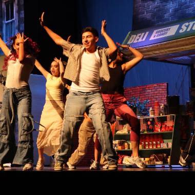 Los actores dieron vida al barrio latino con energía y pasión.