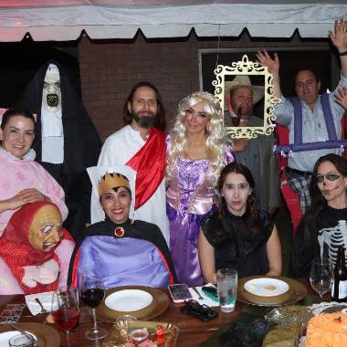 Todos los asistentes a la fiesta.