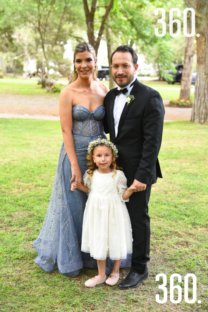 $!Miroslava Espino y Enrique Barraza con su hija Catalina.