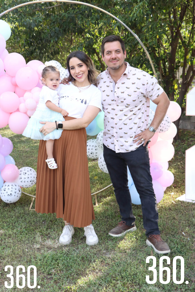 $!Katalina con sus padres, Paulina de la Torre y Rodrigo Randall.