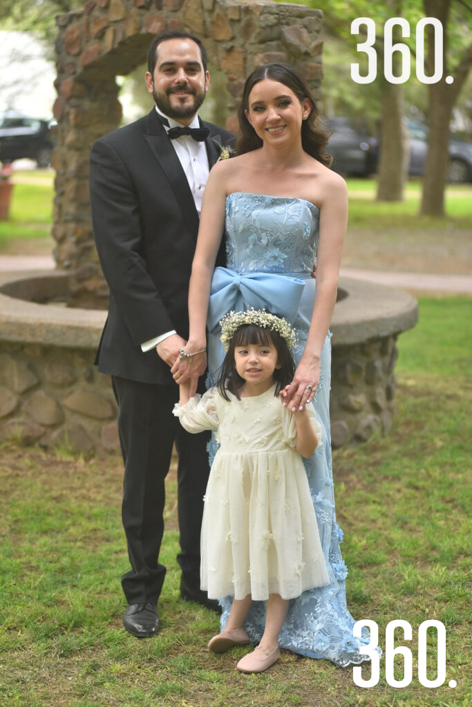 $!Eduardo López y Ana Belén Castro con su hija Belén.