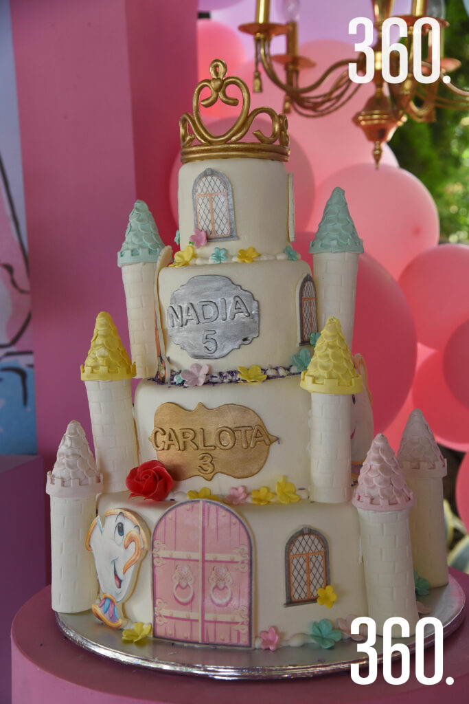 $!El pastel de las cumpleañeras.