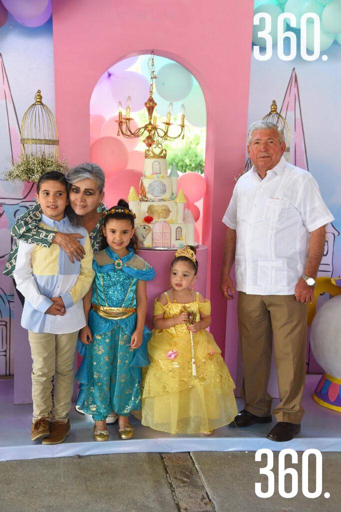 $!Chava, Nadia y Carlota de las Fuentes Perales junto a sus abuelos María de la Paz Ramírez y Jesús Alberto Perales.