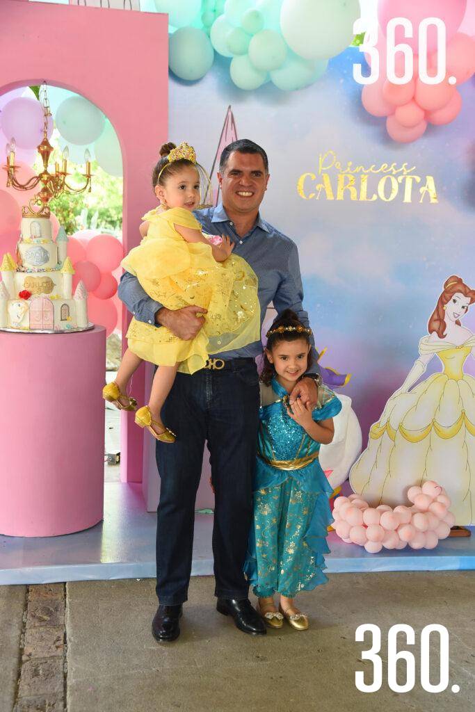 $!Las festejadas junto a su papá Chava de las Fuentes.