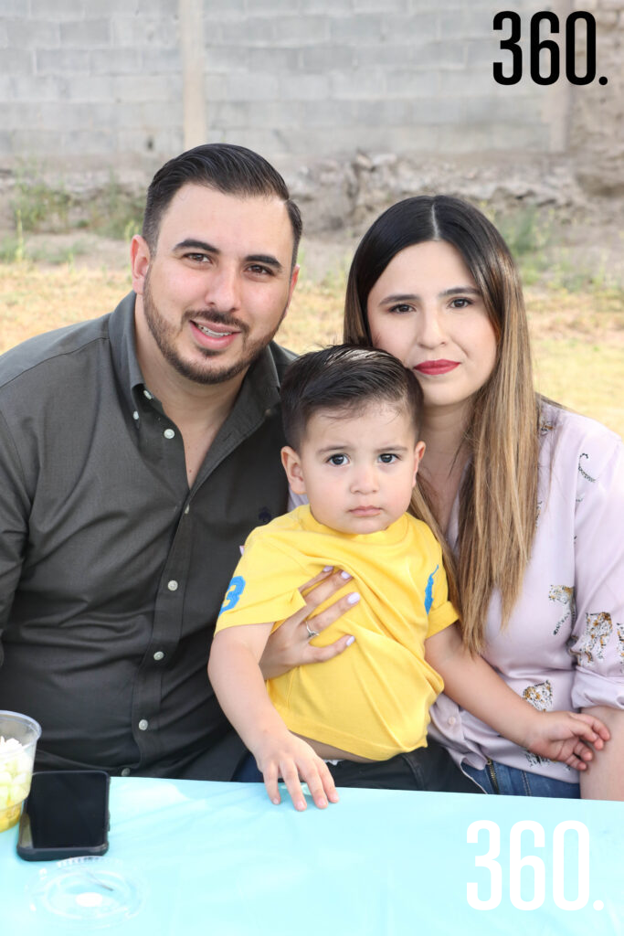 $!Luis Sepúlveda y Cristina Cabello con su hijo Luis.