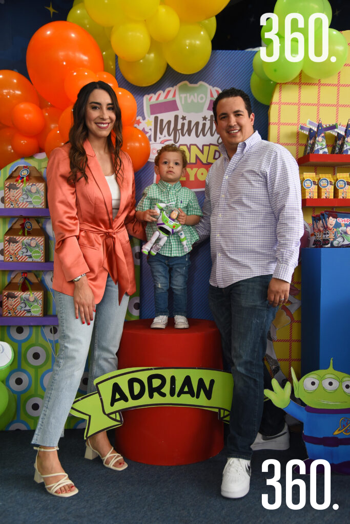 $!Adrián con sus papás Anabel Gutiérrez y Adrián Garza.