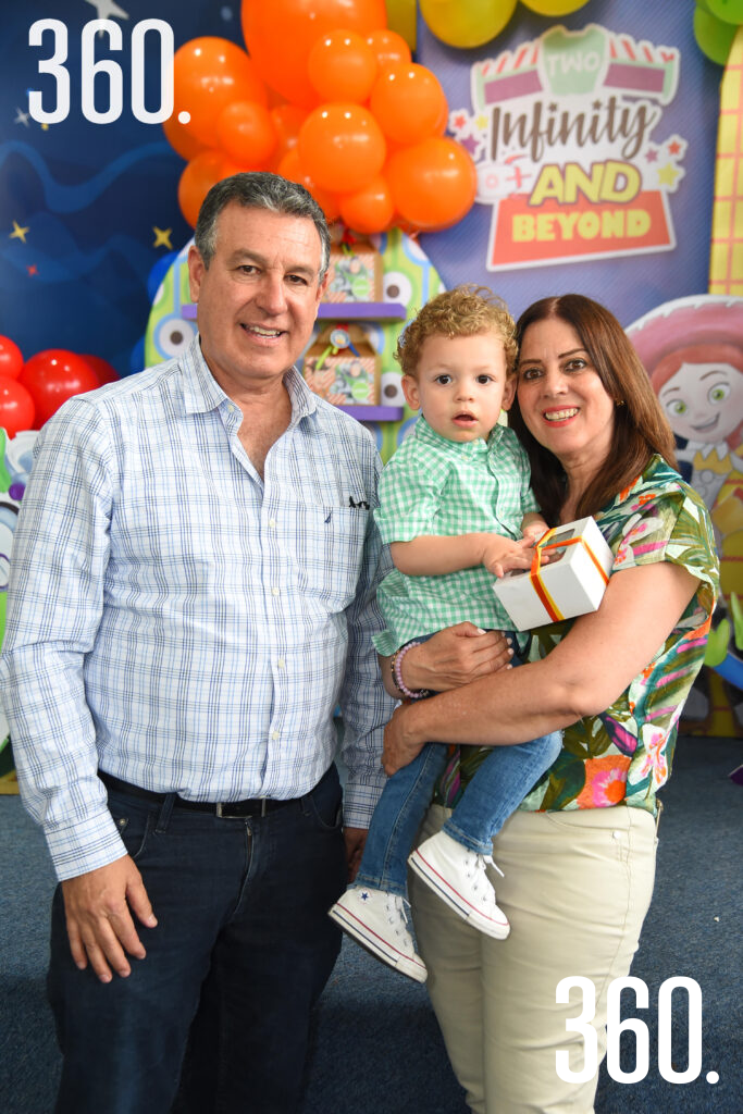 $!Martín Gutiérrez y Anabel López con su nieto.