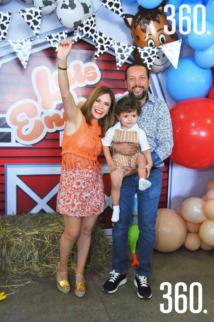 $!Luis Enrique con sus papás Billy de León y Vladimir Narro.