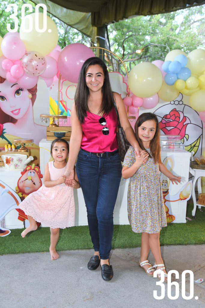 $!Adelina González con María Fernanda y Romina Guajardo.