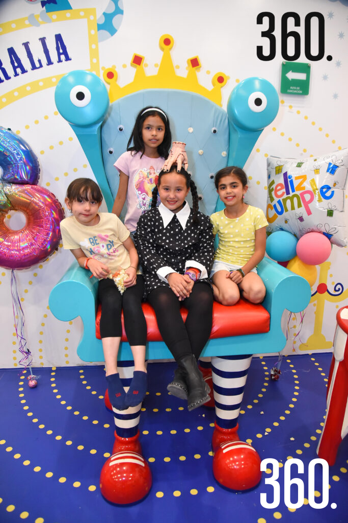 $!La cumpleañera con Alejandra Murillo, Rebeca Corcuera y Paola Valdés.