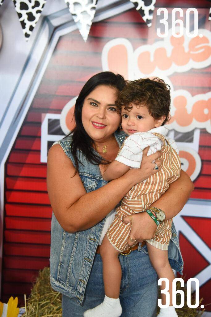 $!Ana Siller con el cumpleañero.