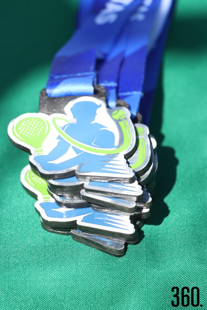$!Los ganadores en dobles recibieron una medalla.