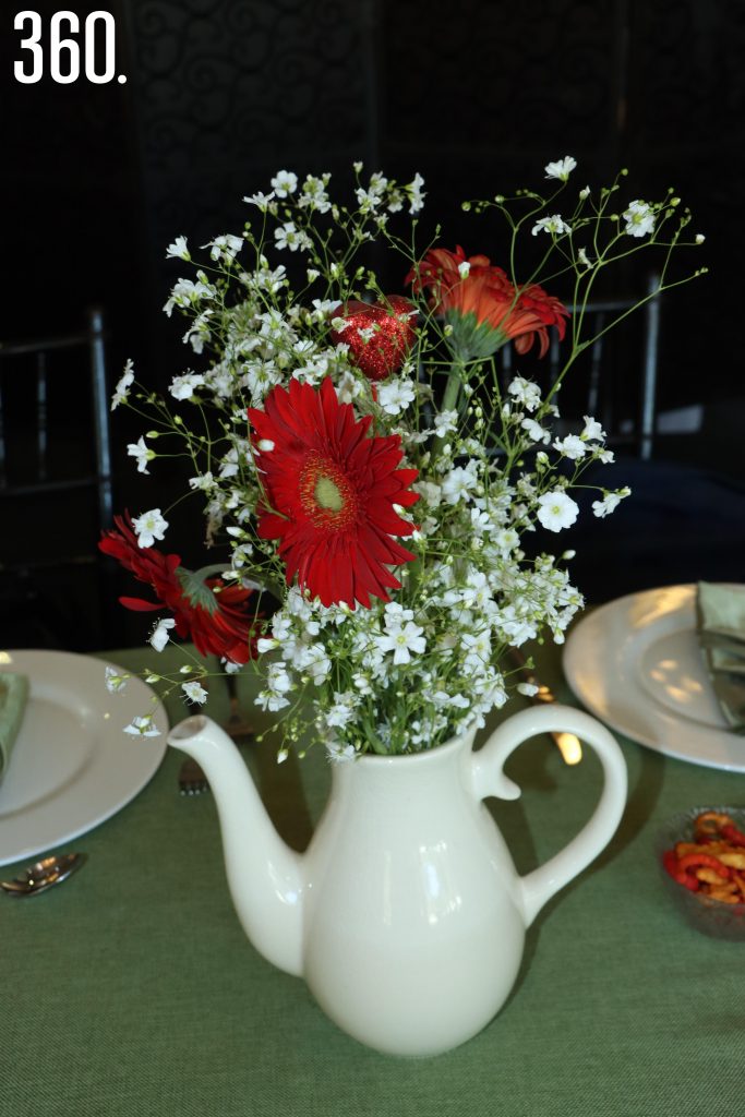 $!Arreglos de flores en las mesas.