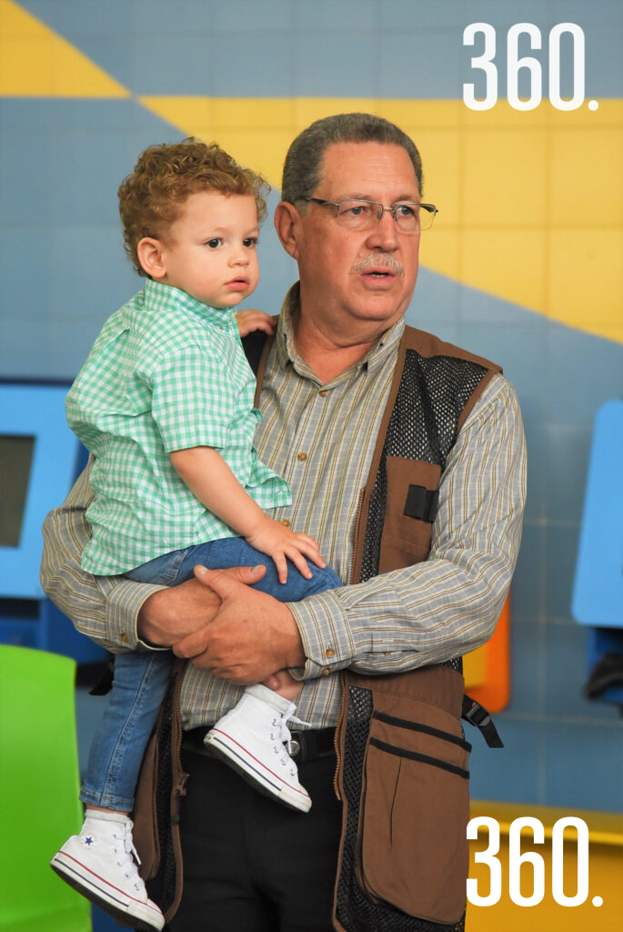 $!El cumpleañero con su abuelito Adrian Garza.