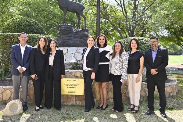 Claudia Félix Sandoval, vicepresidenta de la Región Centro Occidente del Tecnológico de Monterrey, y el equipo directivo de Campus Saltillo.