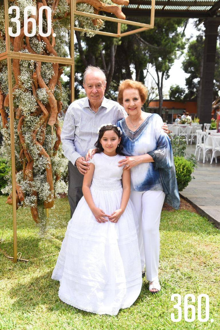 $!María Ximena Aguirre con sus abuelitos Estela María García y Pedro Edmundo Aguirre.