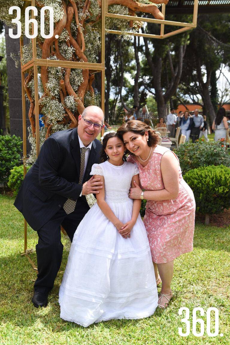 $!María Ximena Aguirre Romo con sus padrinos Rogelio Saldaña de la Fuente y Ana Cristel Romo de Anda.