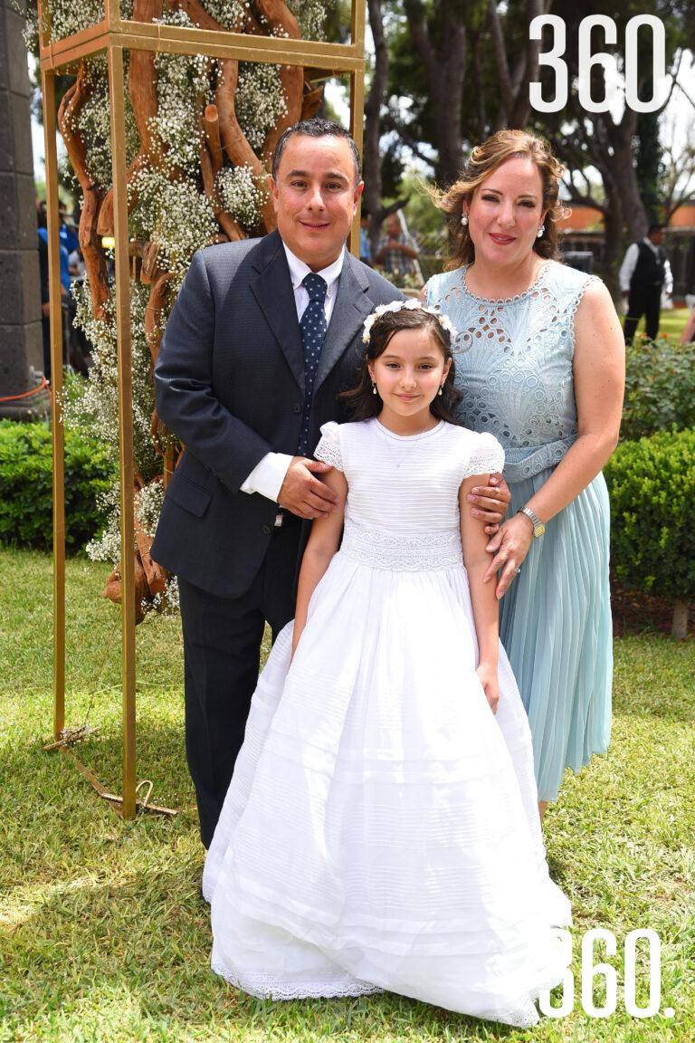 $!María Ximena Aguirre Romo con sus papás Guillermo Aguirre y Ximena Romo.