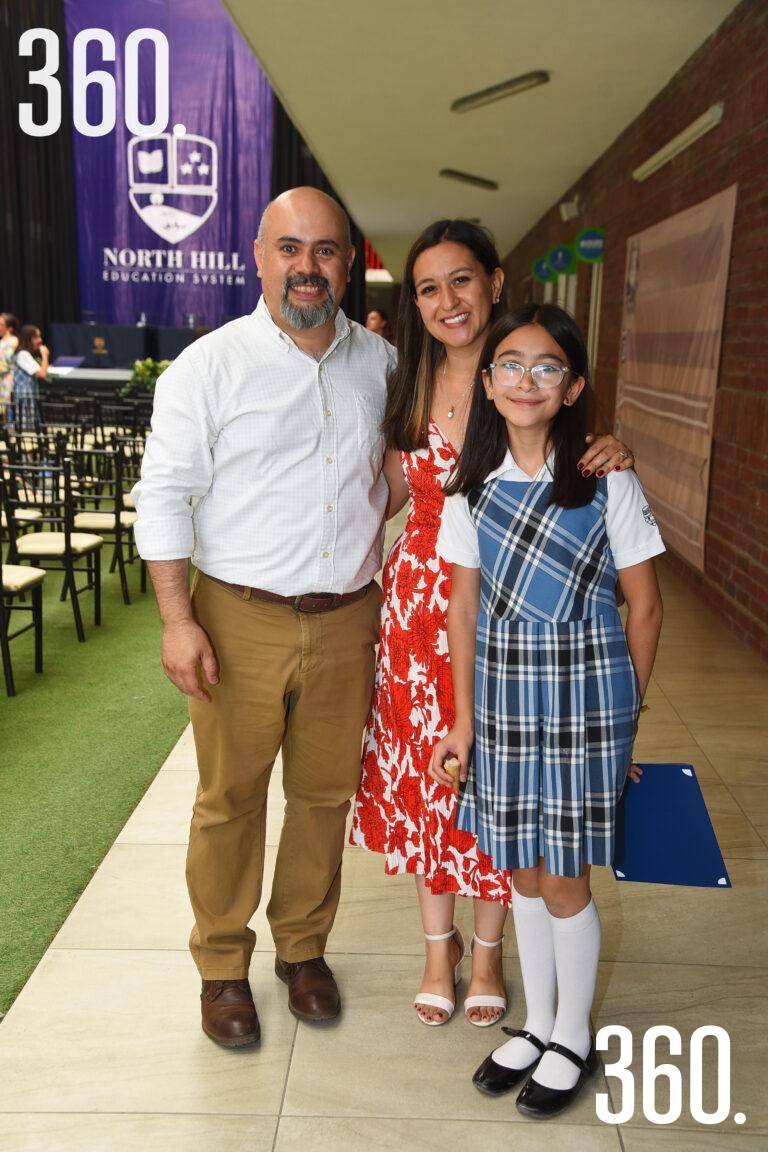 $!Diego Ortiz De Montellano y Tania Alfaro con María Elisa.