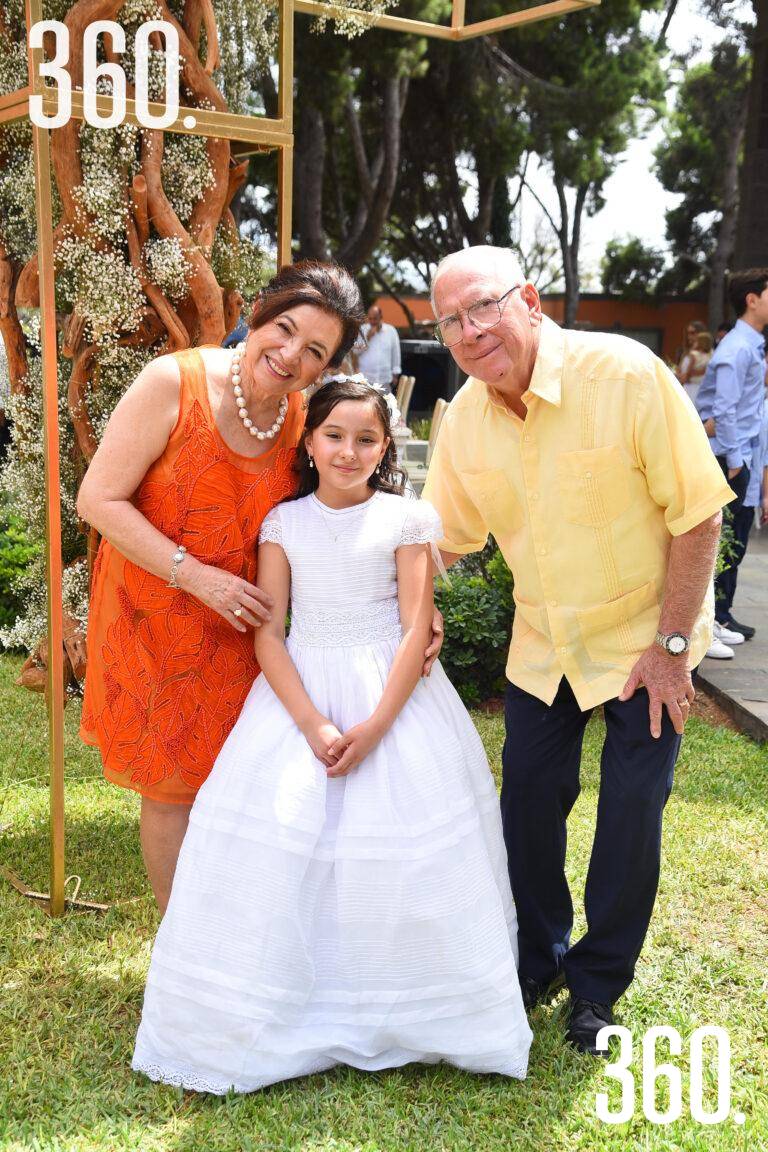 $!María Ximena Aguirre con sus abuelitos Ana María de Anda y y Roberto Eduardo Romo.