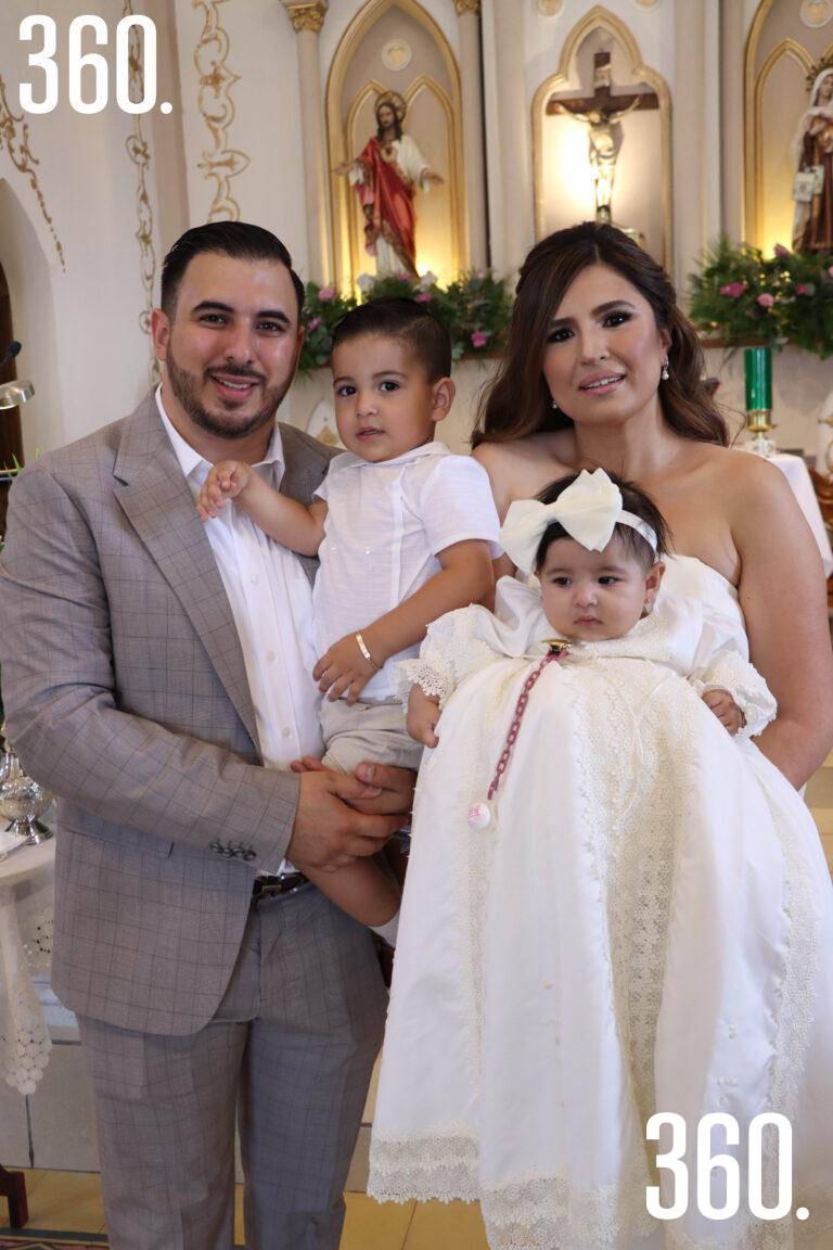 $!Isabella con sus padres, Luis Sepúlveda y Cristina Castillo, y su hermano Luis Alberto.