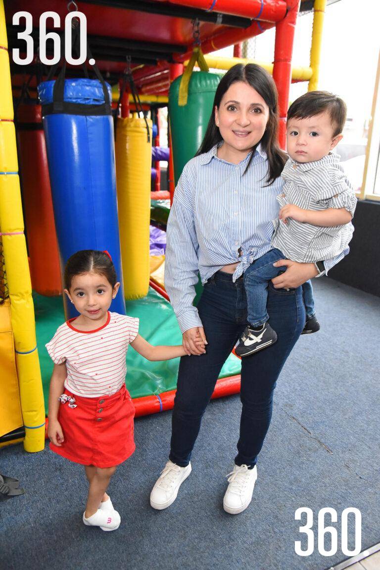 $!Brenda Lara con Ivanna y Joaquín Oros.